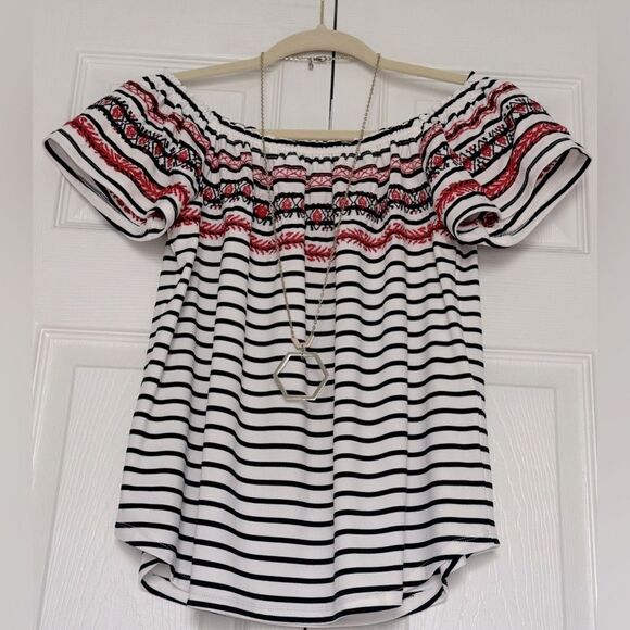 Fun & beautiful THML off the shoulder top! - Picture 3 of 13